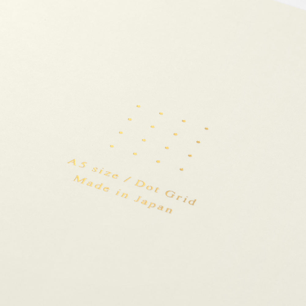 Einföld hvít stílabók með punktuðum síðum frá Midori (A5)