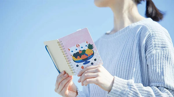 HITOTOKI NOTE - stílabók með gormum og teygju (minni)