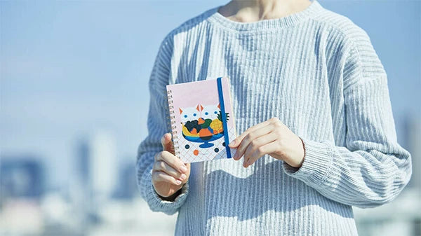 HITOTOKI NOTE - stílabók með gormum og teygju (minni)