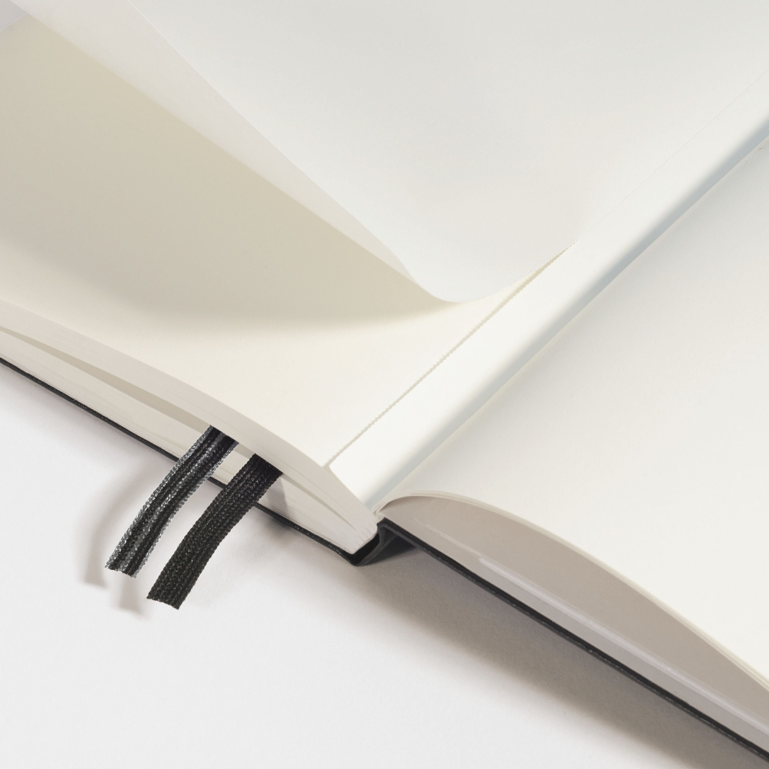 LEUCHTTURM1917 (A5) harðkápa doppustrikuð - Black